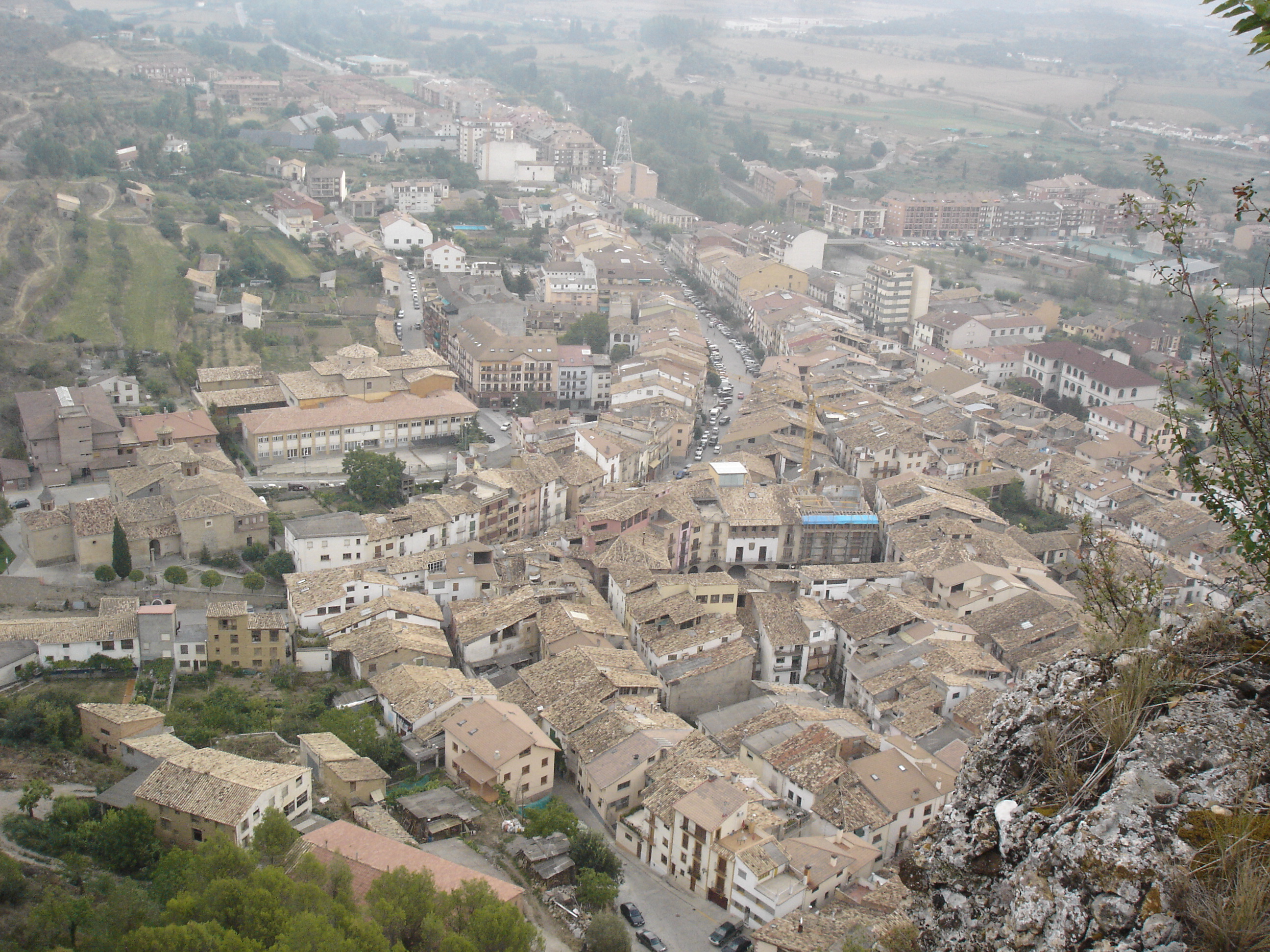 Panorámica aérea de Graus, donde se percibe el crecimiento escalonado de la villa, desde la iglesia de San Miguel, a la izquierda.