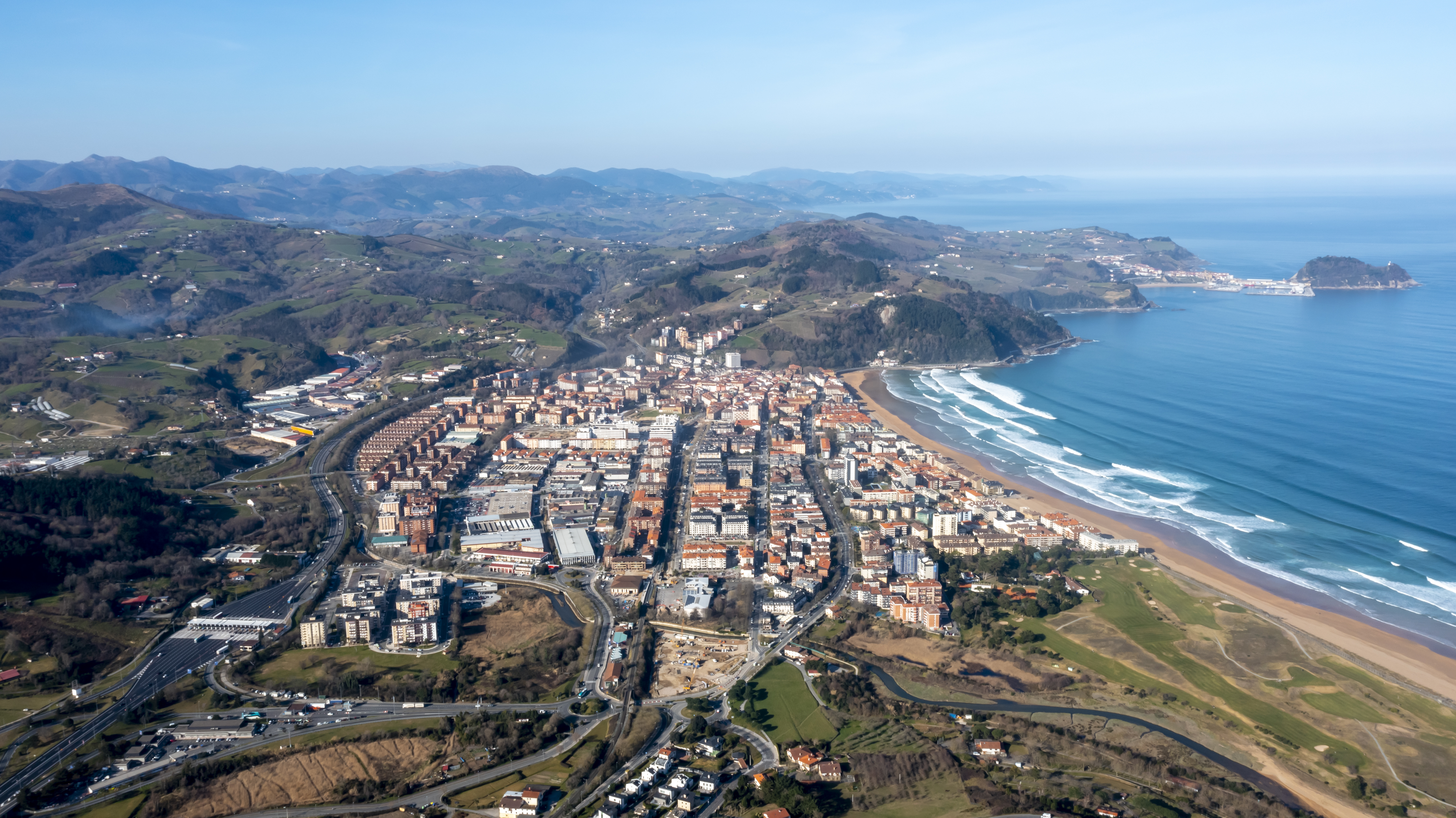 Zarautz airetik ikusia. Atzean, eskuineko aldean, goian, Getaria ageri da. Zarauzko Udalaren argazkia
