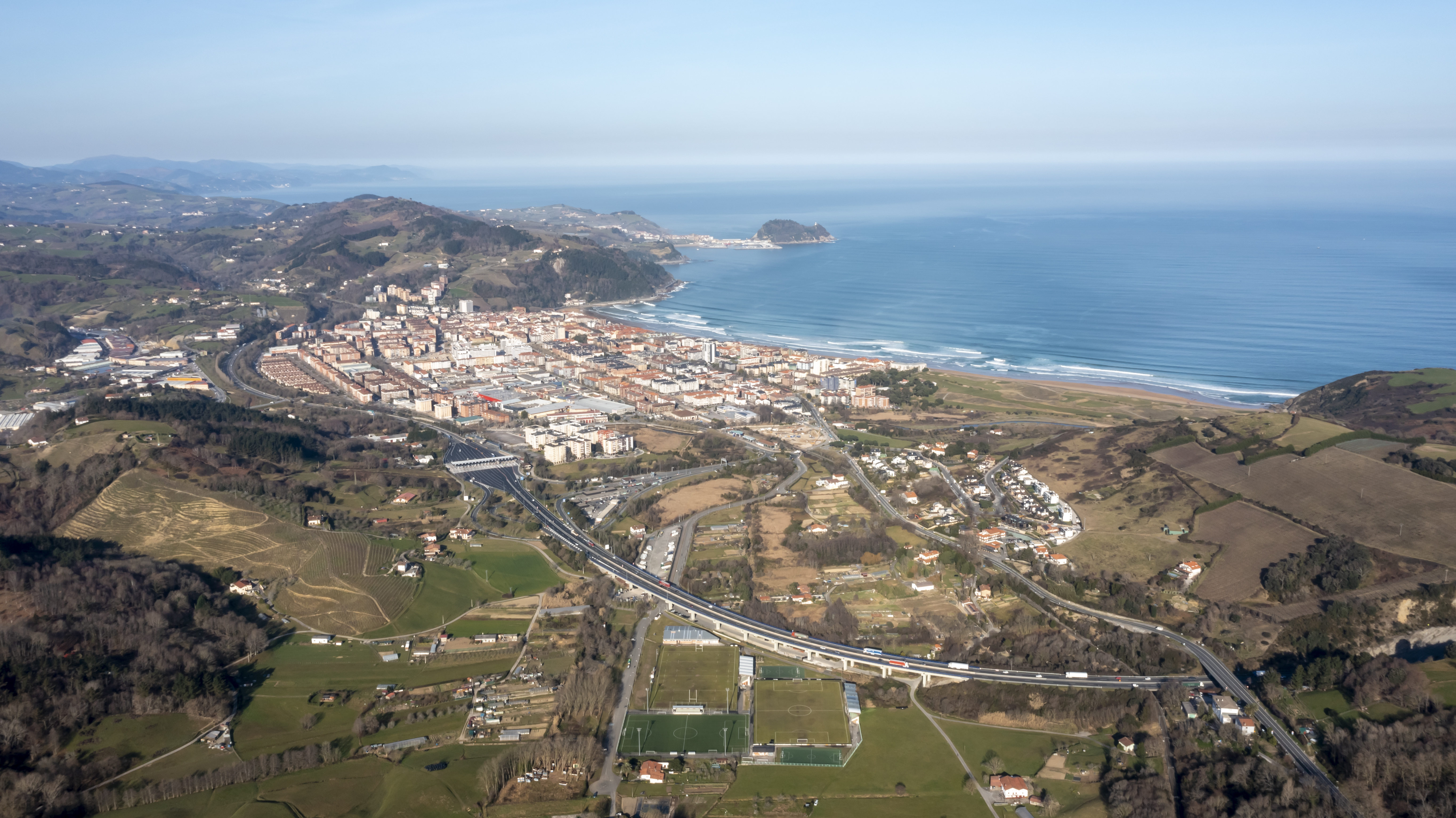 Zarautz herria airetik ikusia. Udalak utzitako argazkia.