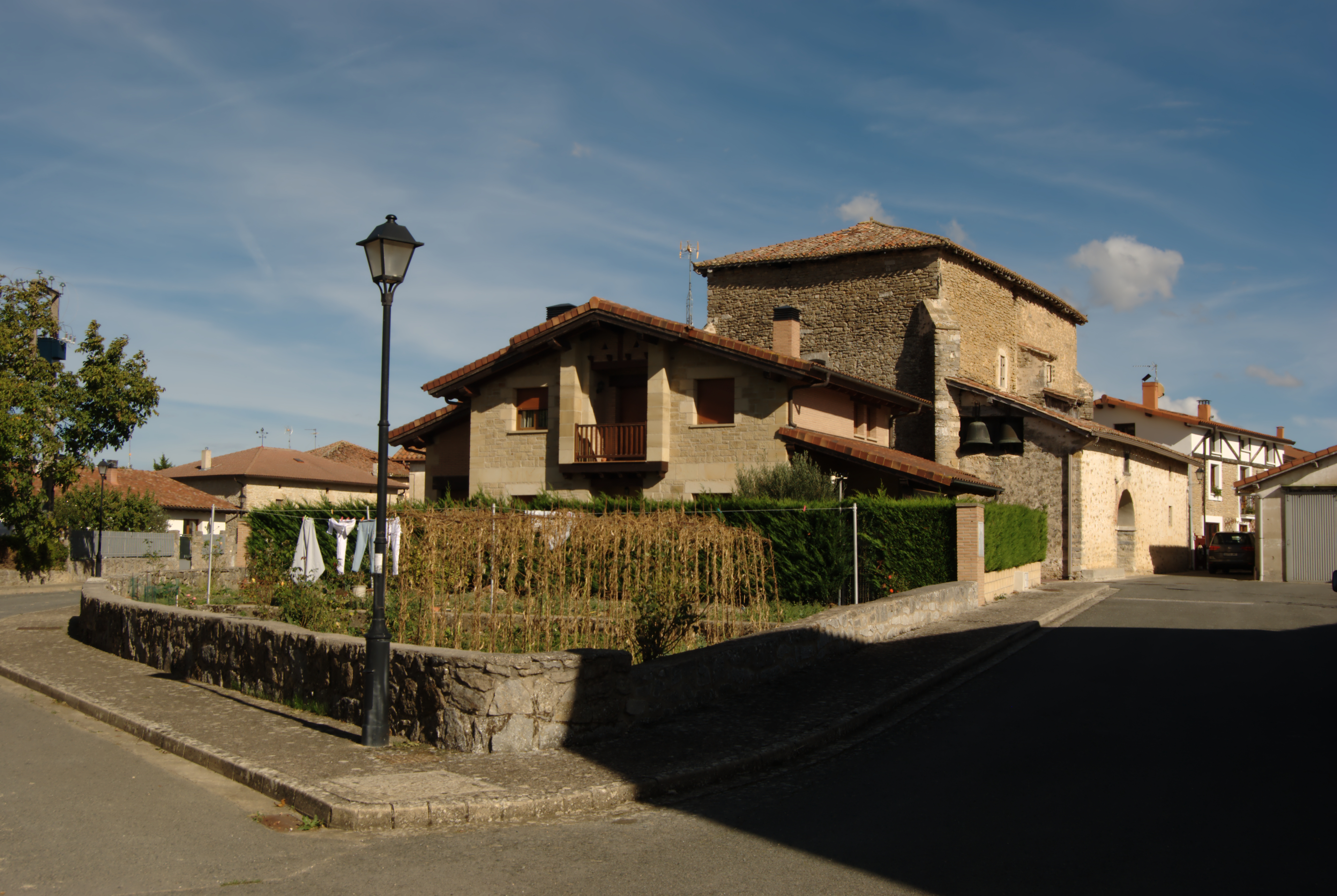 Andolluko etxe batzuk eta eliza. Natalia Evseevaren argazkia.