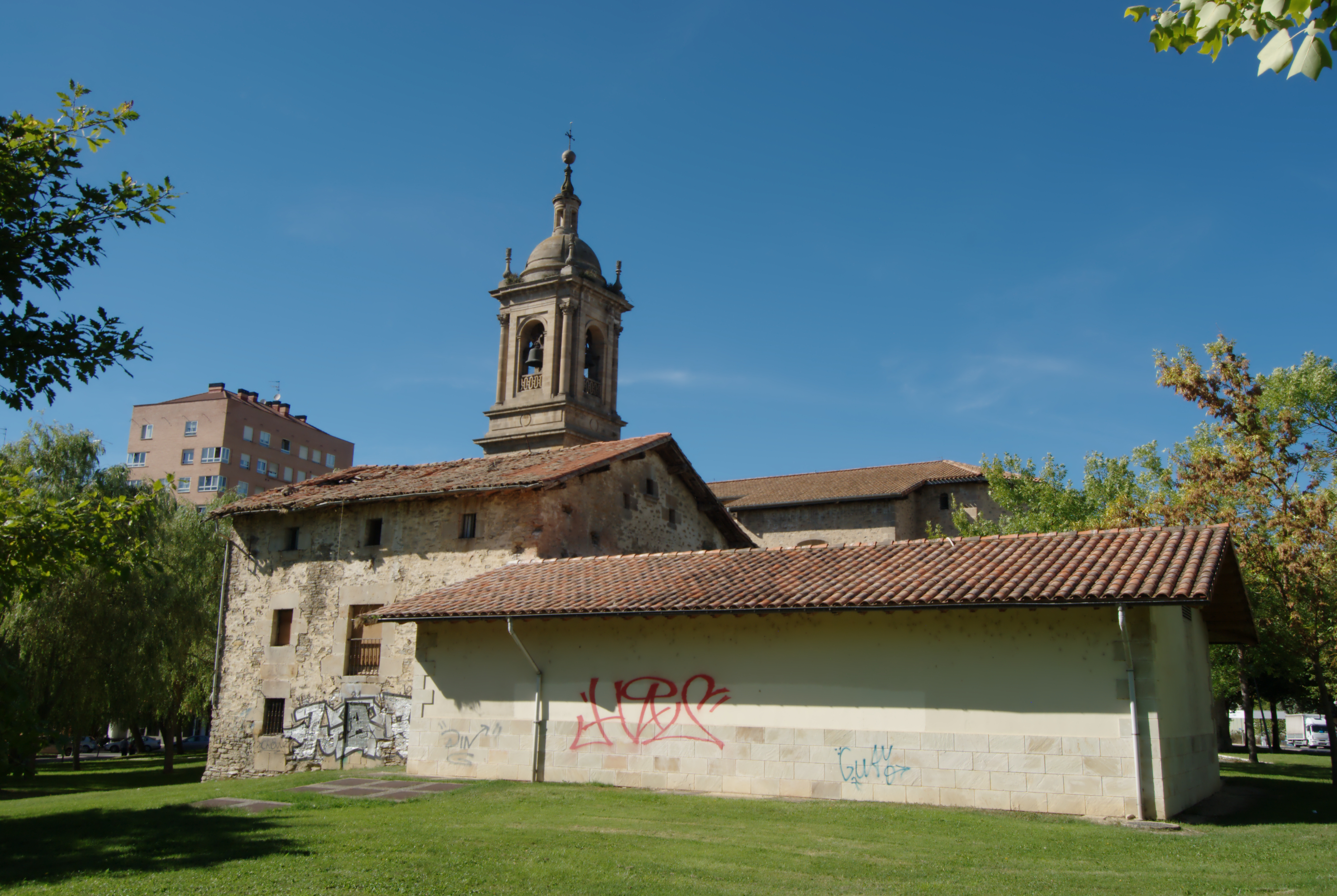 Arriaga herria eta atzean Gasteizko Lakua auzoko etxeak. Natalia Evseevaren argazkia.
