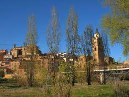 Vista de Calahorra desde el río Cidacos: se aprecia el puente por el que pasa el tráfico.