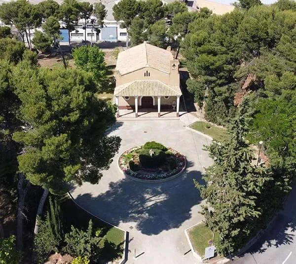 Panorámica de la Ermita de Nuestra Señora de Alfindén (fuente: https://lapuebladealfinden.es/galeria-de-imagenes/).