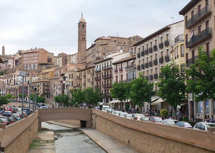 La catedral de Tarazona junto al río Queiles.